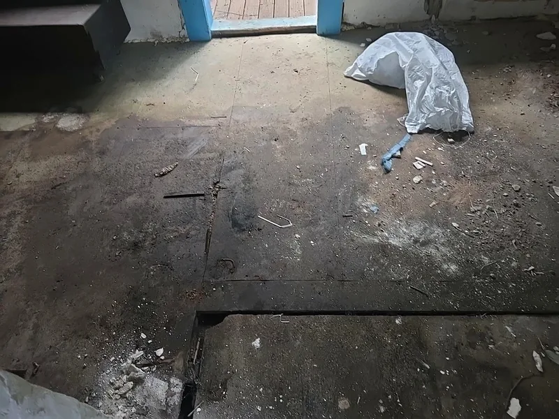 Beschädigter Boden im bestehenden Gartenhaus vor der Erneuerung
