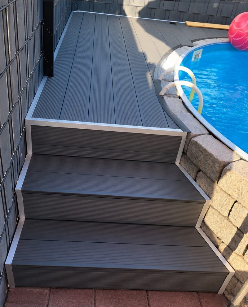 Fertiges Podest mit Treppe am Pool