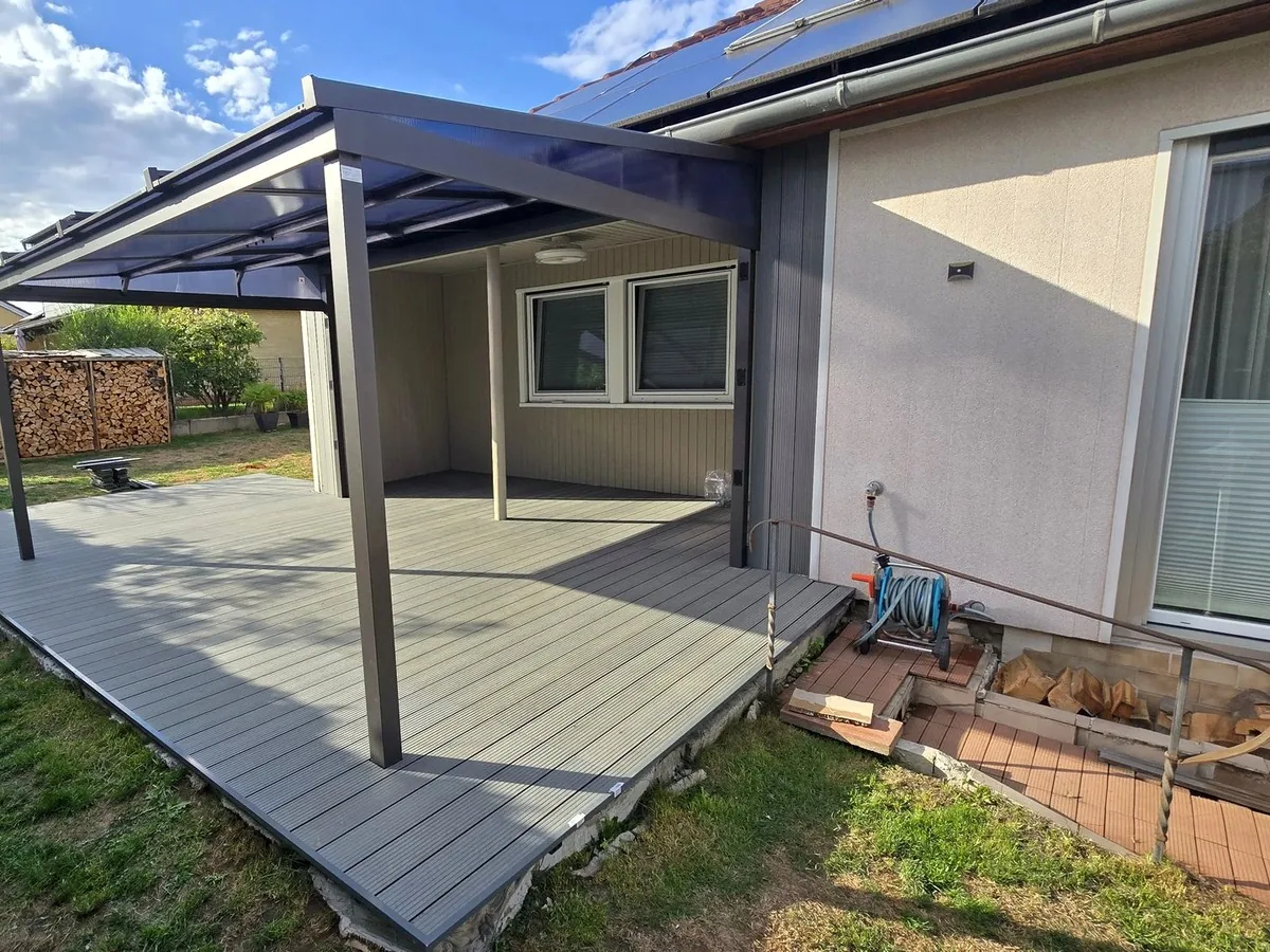 Modernisierte WPC-Terrasse mit Terrassendielen und Überdachung