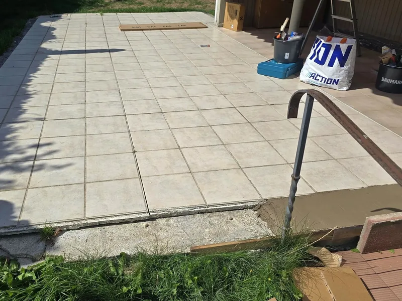 Geflieste Terrasse vor dem Umbau zur WPC-Terrasse